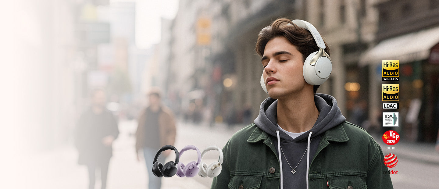 Junger Mann mit weißen Over-Ear-Kopfhörern auf der Straße – Hi-Res Audio, LDAC, VGP 2025 & Red Dot Award.