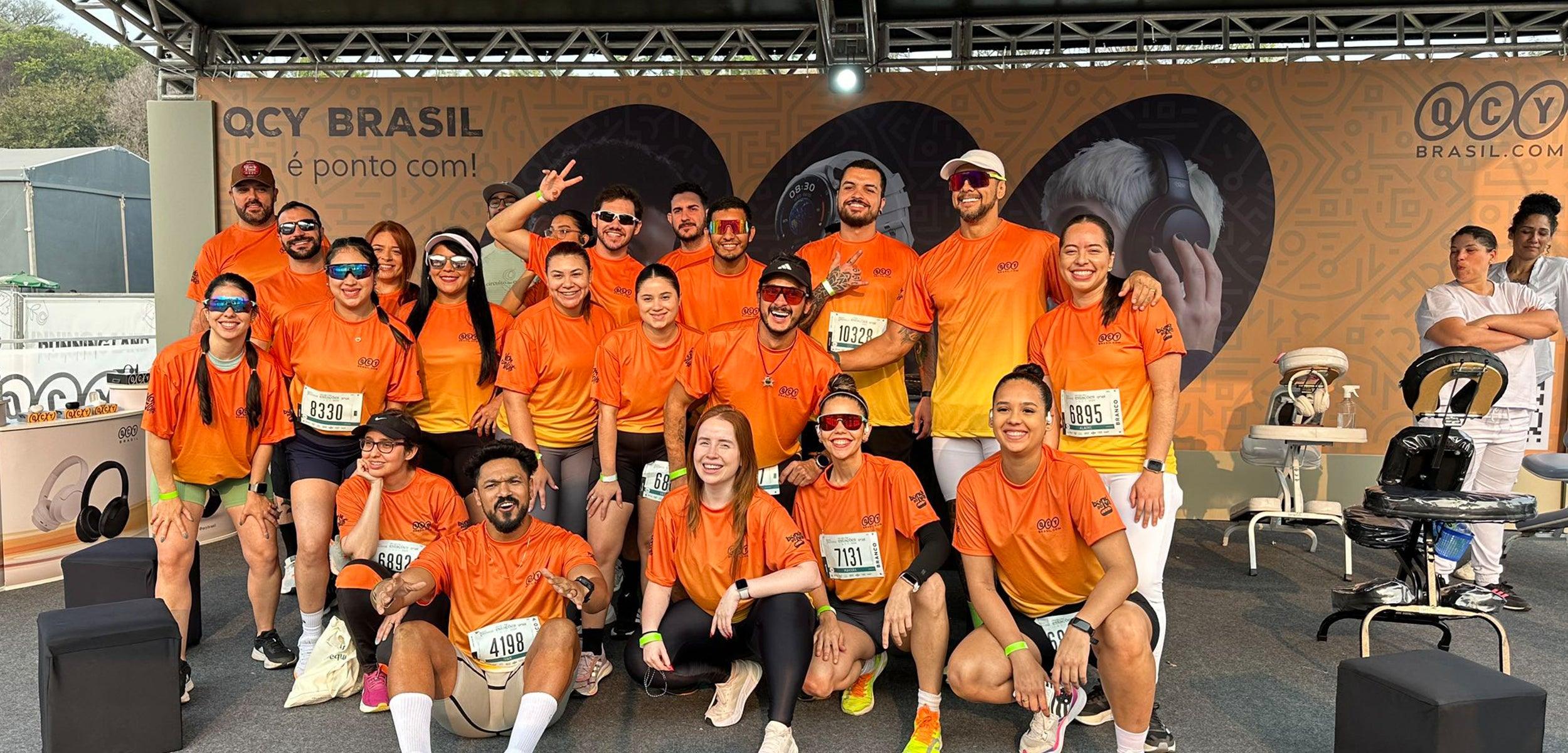 QCY-Team beim Circuito das Estações Spring Race in Brasilien: Musik und Sport vereint im orangen Trikot.