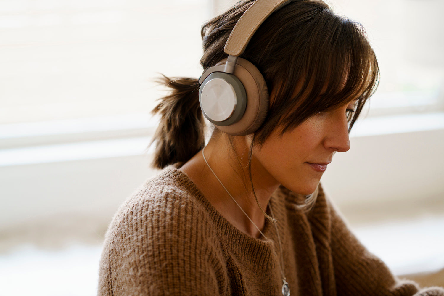 Frau mit Bluetooth-Kopfhörern – Demonstration von Audio-Technologie für Bluetooth 6.0 im Alltag.