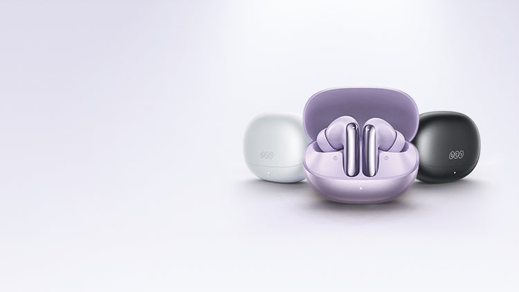 Auriculares inalámbricos lilas, blancos y negros en estuche de carga – diseño moderno con fondo transparente