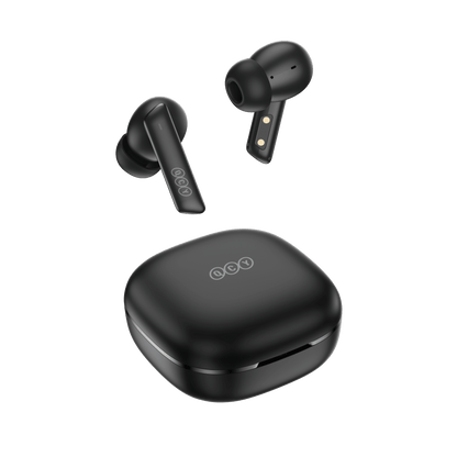 Auriculares QCY MeloBuds ANC negros con estuche de carga, diseño elegante sobre fondo blanco.