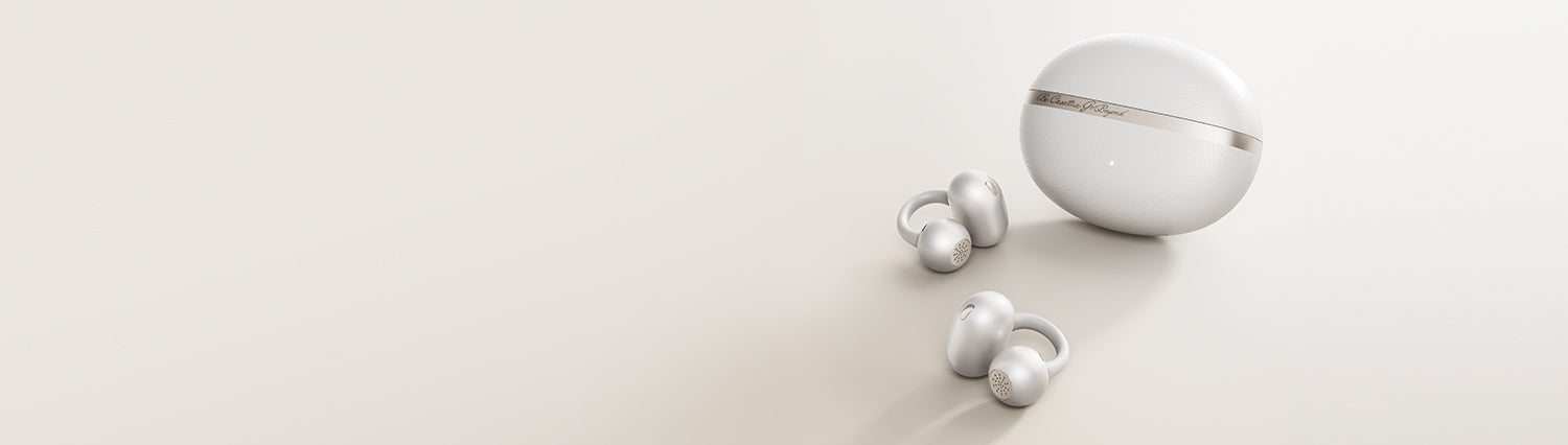Auriculares inalámbricos blancos con estuche de carga, diseñados de forma elegante y moderna, presentados sobre un fondo claro.