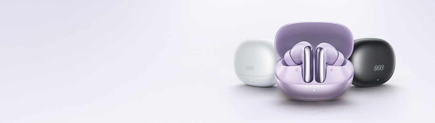 Auriculares inalámbricos morados, blancos y negros en estuche de carga: auriculares Bluetooth de diseño moderno con acabado elegante.