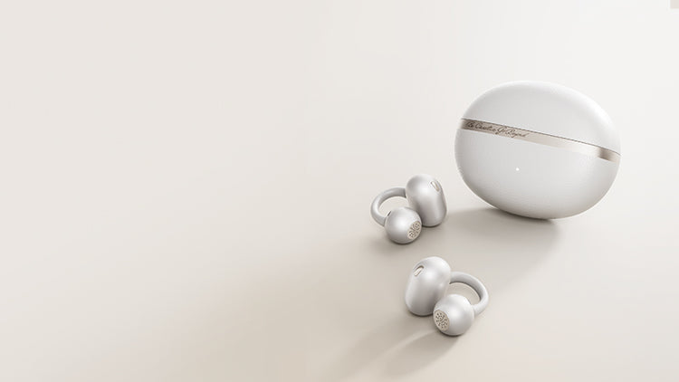 Auriculares inalámbricos blancos con estuche de carga, diseño moderno, minimalista presentado sobre fondo claro.