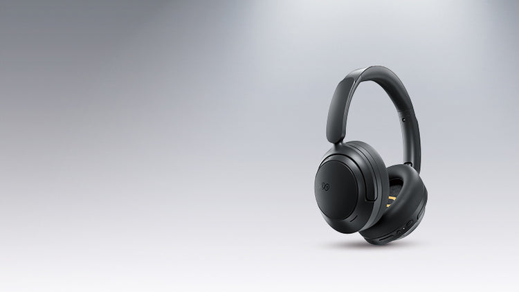 Auriculares negros Over-Ear con cancelación de ruido, compactos y elegantes.