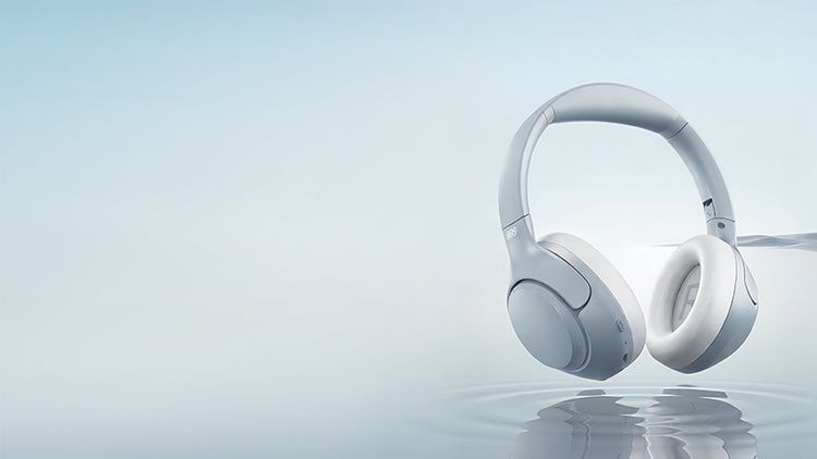 Auriculares blancos Over-Ear con diseño moderno, flotando sobre el agua, superficie reflectante, fondo minimalista