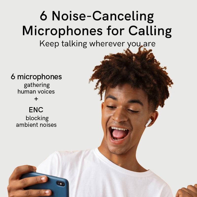 Auriculares QCY MeloBuds ANC blancos con 6 micrófonos de cancelación de ruido para llamadas claras, mostrados en un modelo con smartphone.