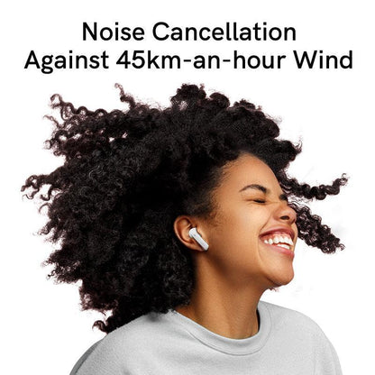 Auriculares blancos QCY MeloBuds ANC con cancelación de ruido contra velocidades de viento de hasta 45 km/h, mostrados en un modelo que disfruta de la música.