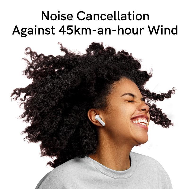 Auriculares negros QCY MeloBuds ANC con cancelación de ruido contra velocidades de viento de hasta 45 km/h, mostrados en un modelo que disfruta de la música.