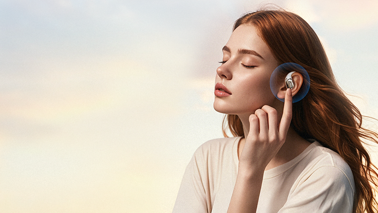 Mujer con auriculares inalámbricos escuchando música.