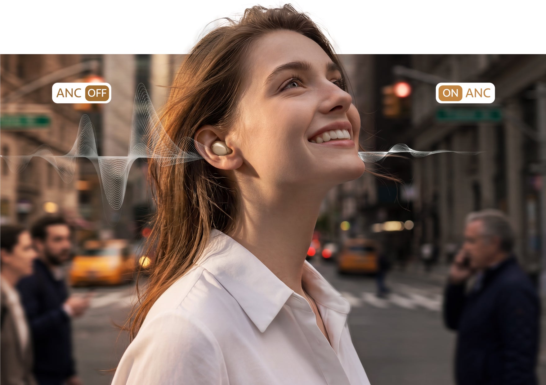 Mujer con auriculares inalámbricos en la ciudad. ANC activado/desactivado visible.