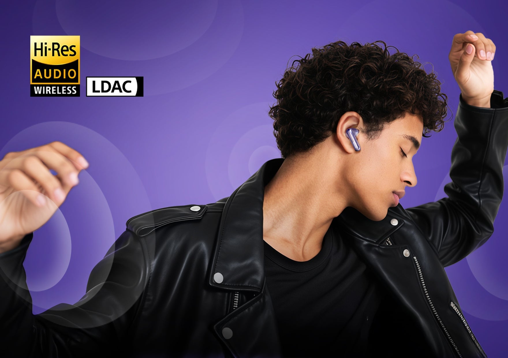 Joven con auriculares inalámbricos Hi-Res Audio, tecnología LDAC, fondo morado