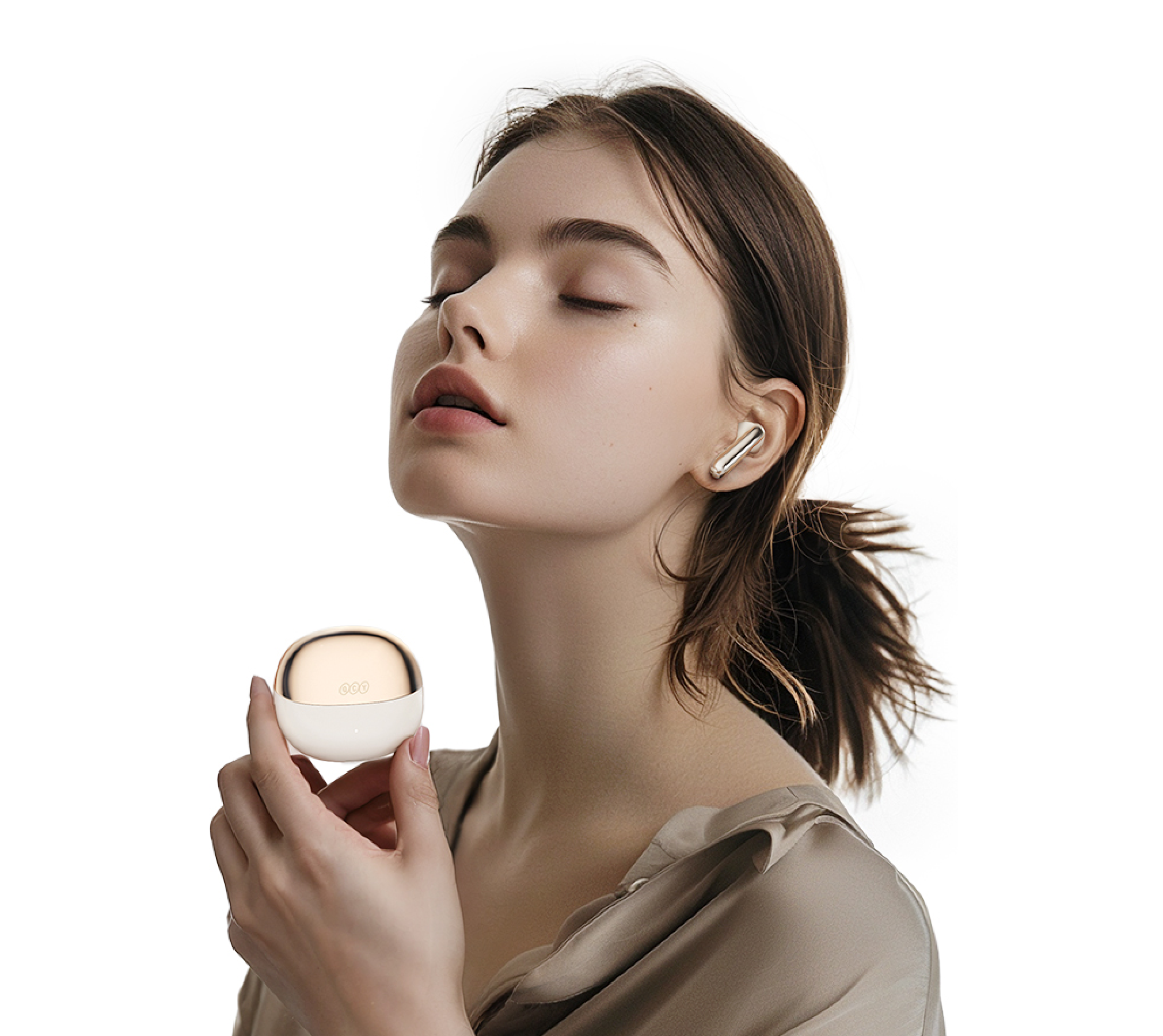 Mujer con los ojos cerrados lleva auriculares inalámbricos blancos y sostiene el estuche de carga, luz suave, fondo minimalista