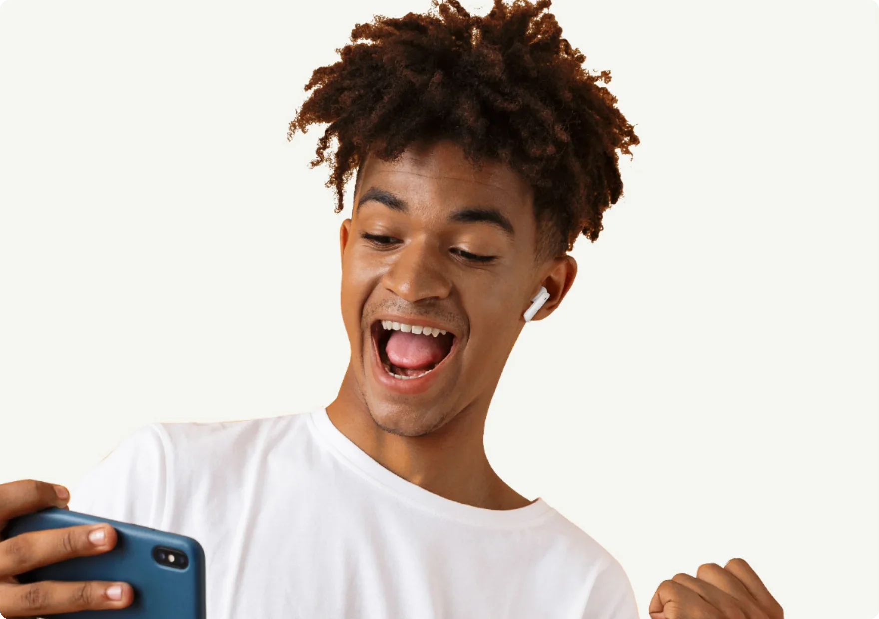 Joven feliz con auriculares y smartphone, cantando alegremente.