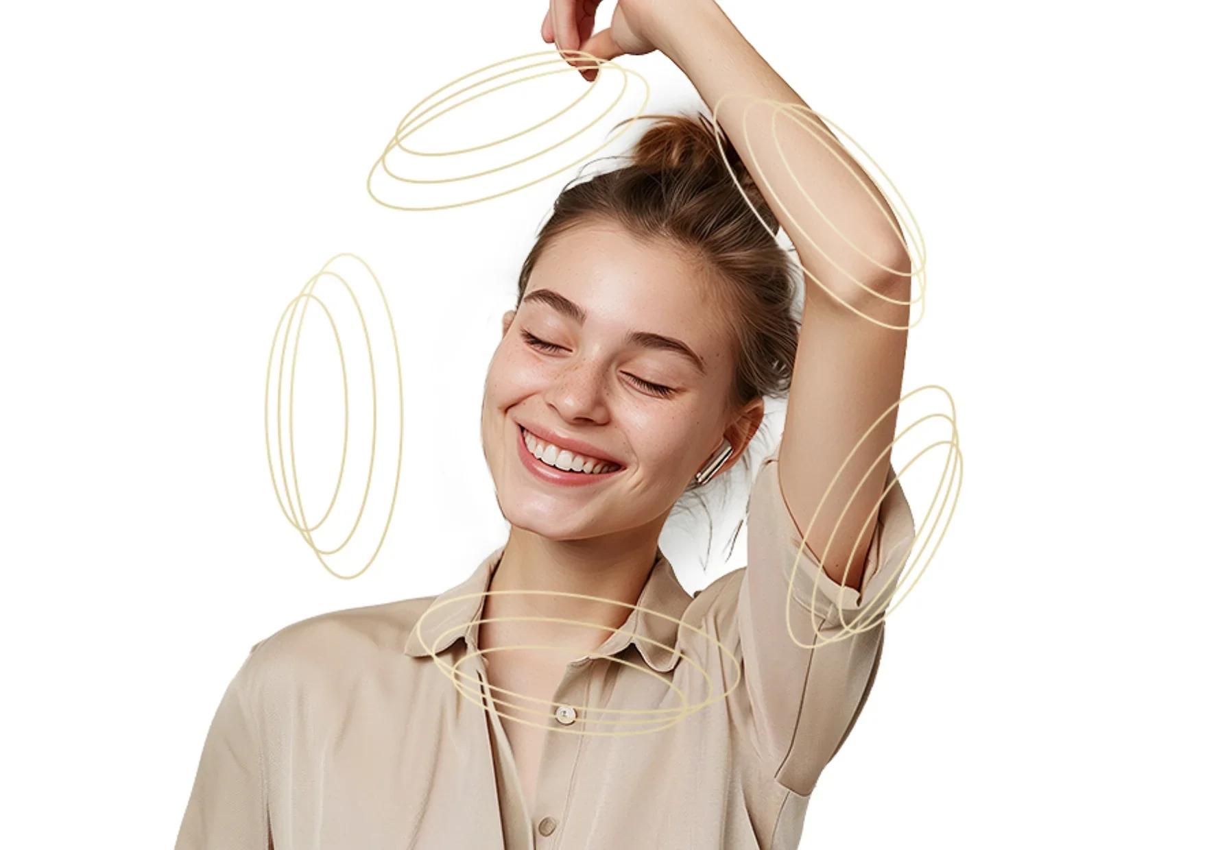 Mujer feliz bailando con auriculares y líneas doradas onduladas.