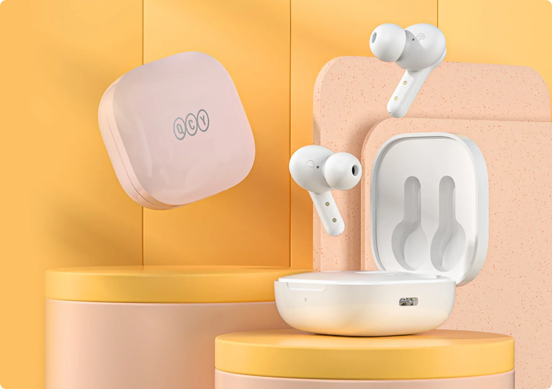 Auriculares Bluetooth QCY blancos en estuche de carga rosa, presentados con estilo sobre pedestales de colores pastel frente a un fondo cálido.