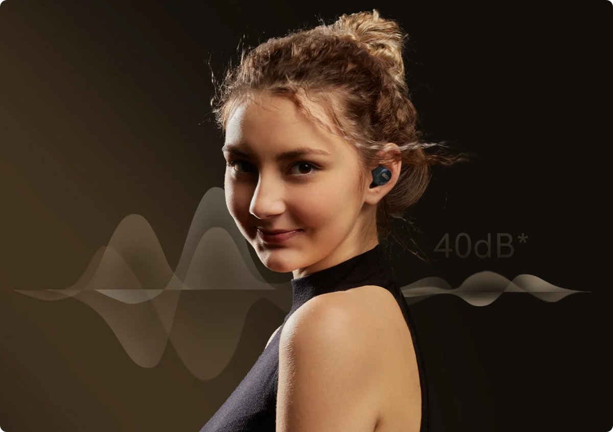 Mujer con auriculares inalámbricos intrauditivos, cancelación de ruido de 40dB, fondo oscuro con gráfico de ondas sonoras.