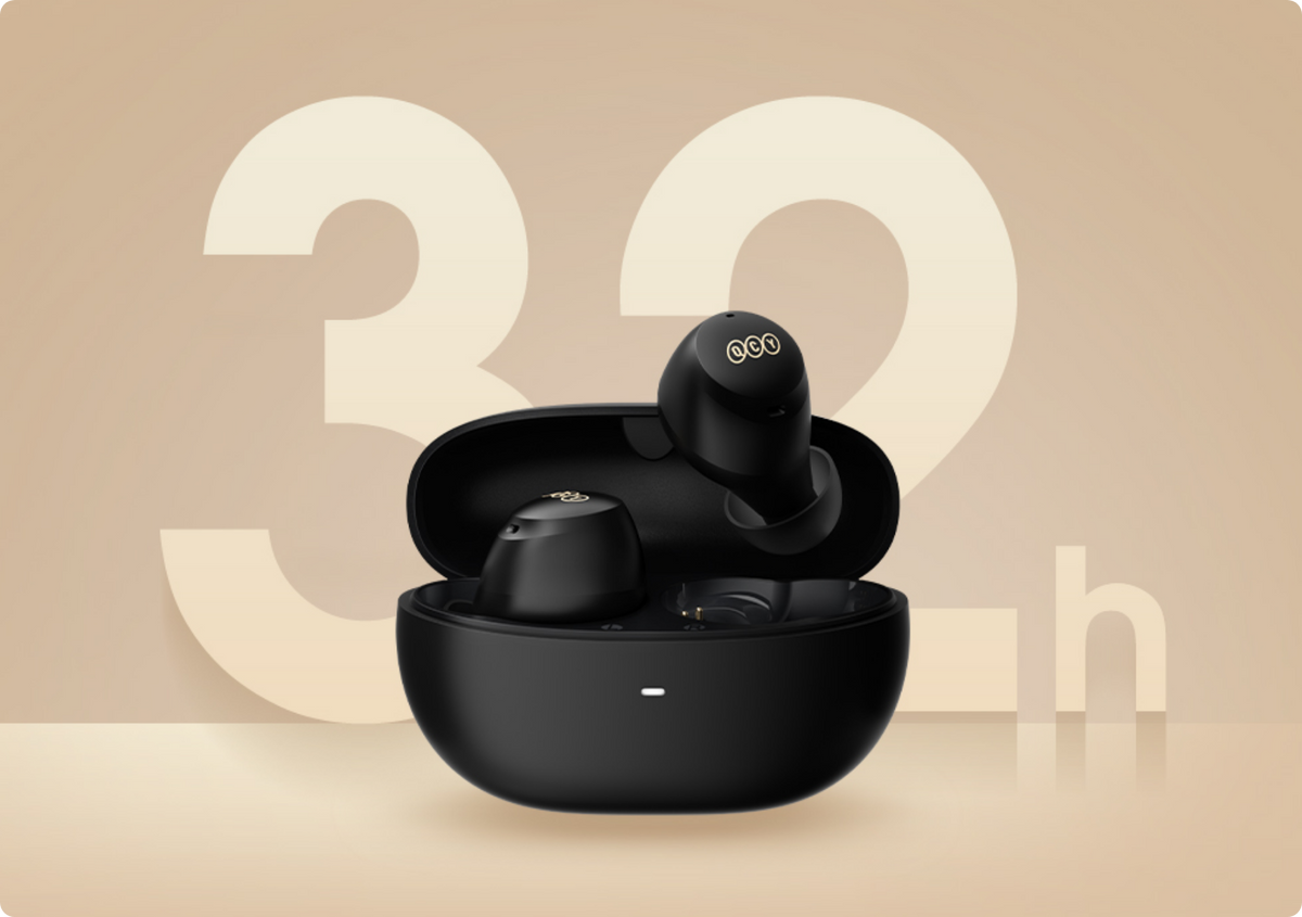Auriculares inalámbricos QCY negros en estuche de carga con 32 horas de duración de batería.