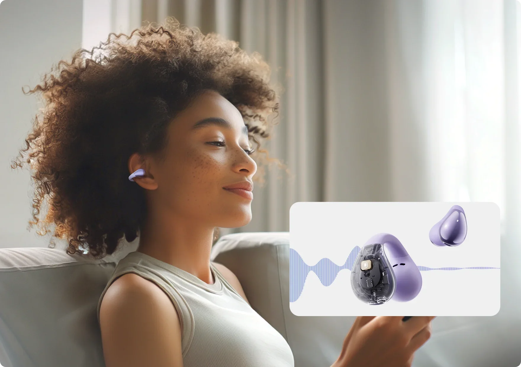 Mujer con auriculares intrauditivos morados escuchando música.