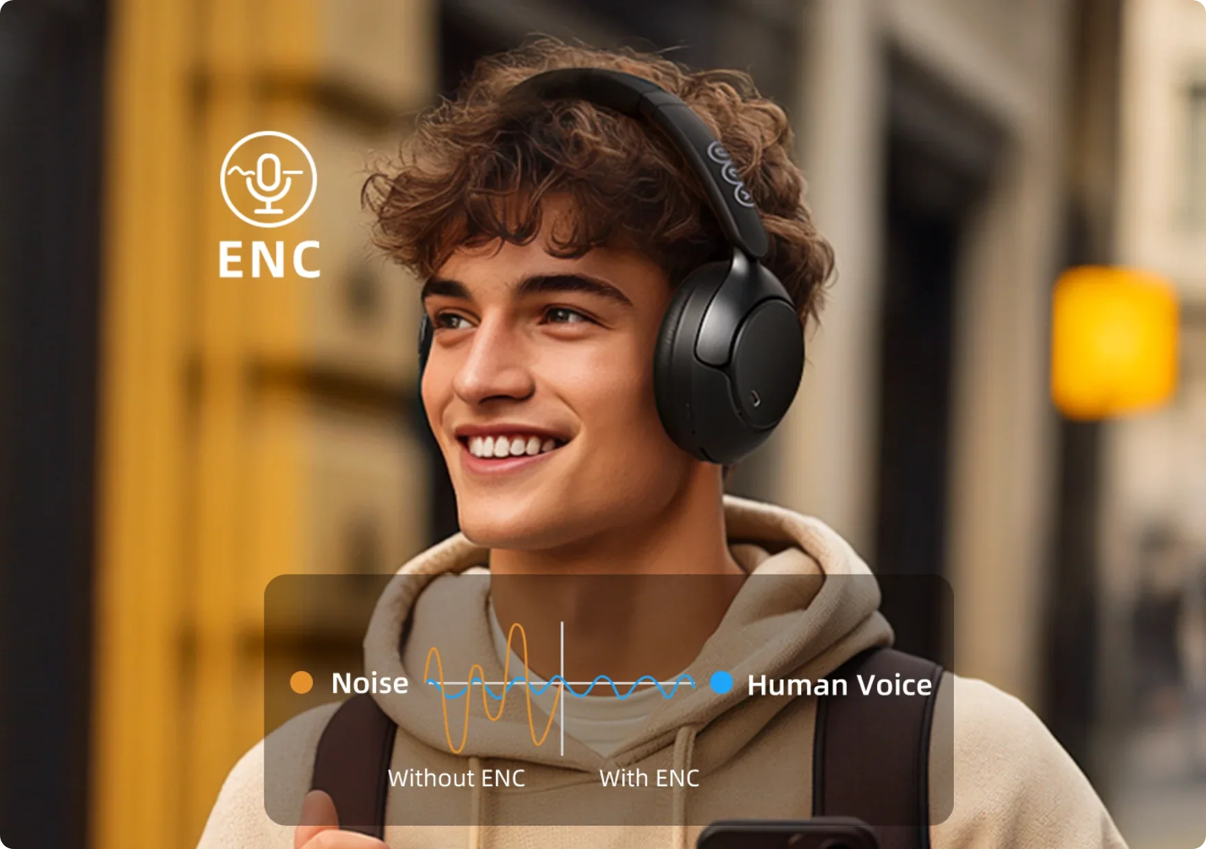 Joven mujer con auriculares ENC para una transmisión clara de voz en entornos ruidosos.