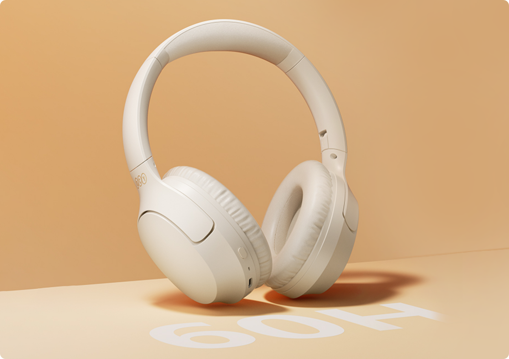Auriculares blancos Over-Ear con cancelación de ruido, modelo 604, presentados sobre un fondo color crema.