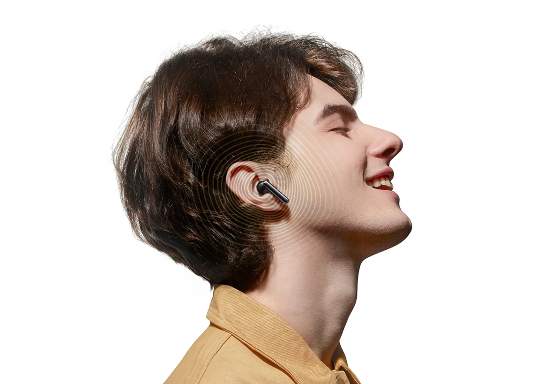 Hombre con auricular inalámbrico de perfil, sonriendo y relajado.