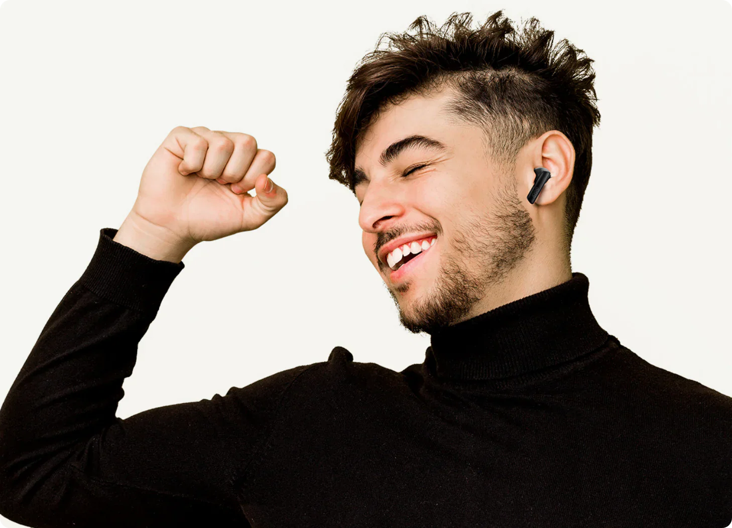 Hombre con auriculares inalámbricos, bailando feliz y disfrutando de la música.