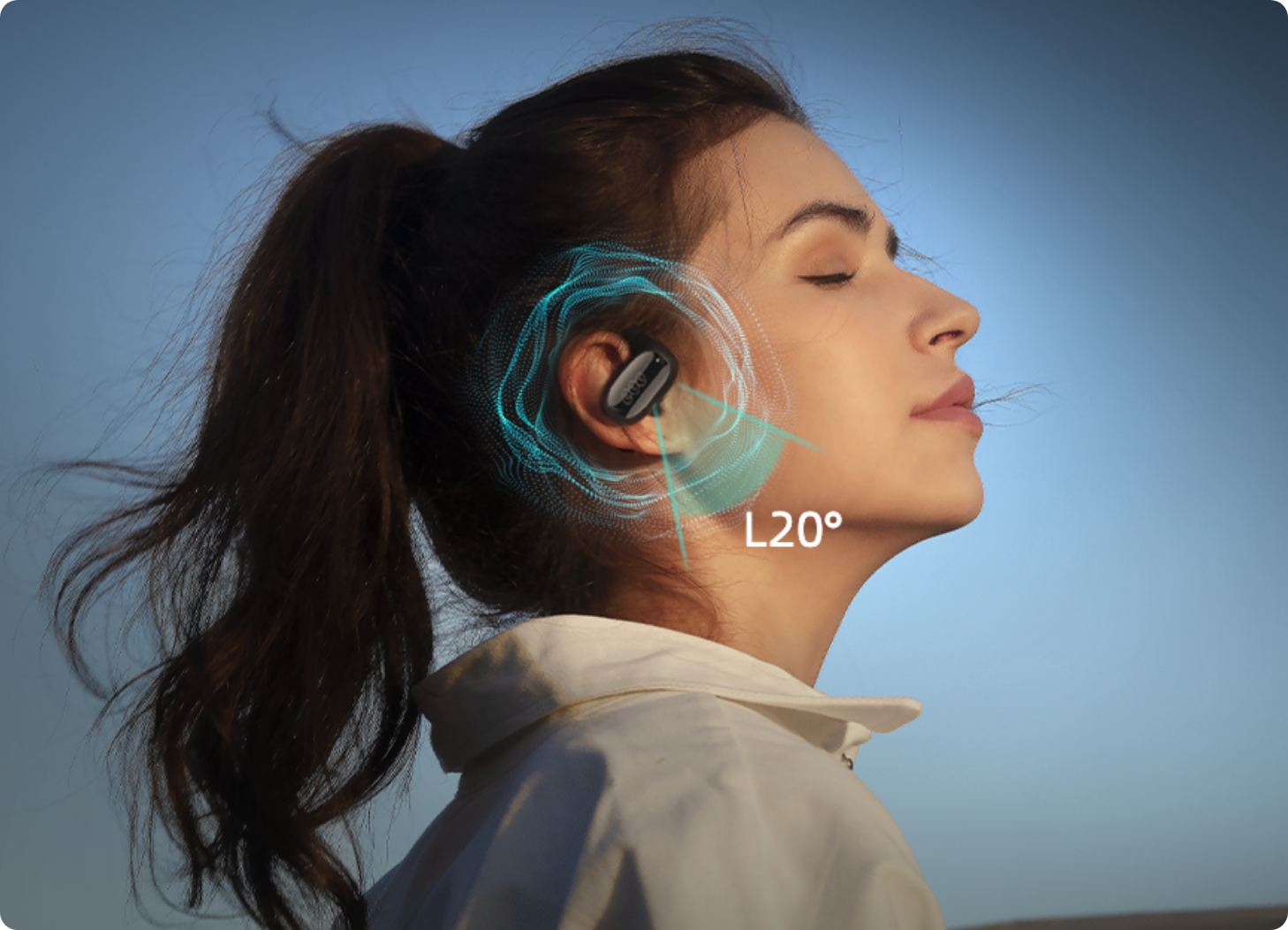 Mujer con auriculares abiertos, inclinación de 20° para un ajuste seguro durante el deporte, transpirables y cómodos.