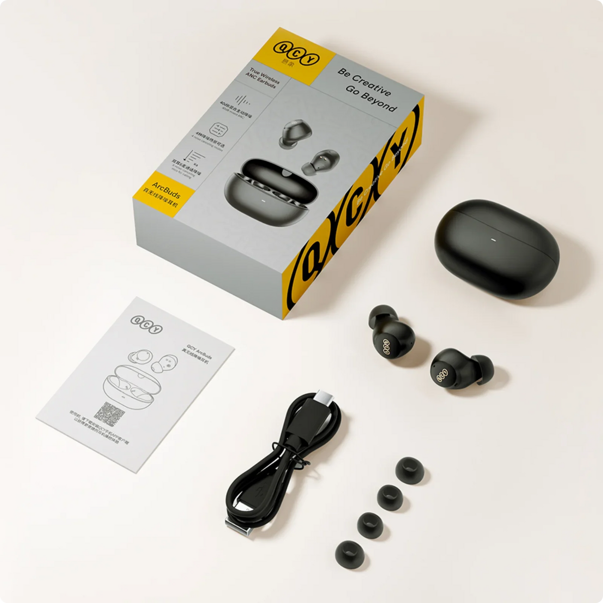 Auriculares inalámbricos verdaderos QCY ArcBuds con estuche de carga, cable USB-C y tapones para los oídos – diseño moderno, negro, en conjunto.