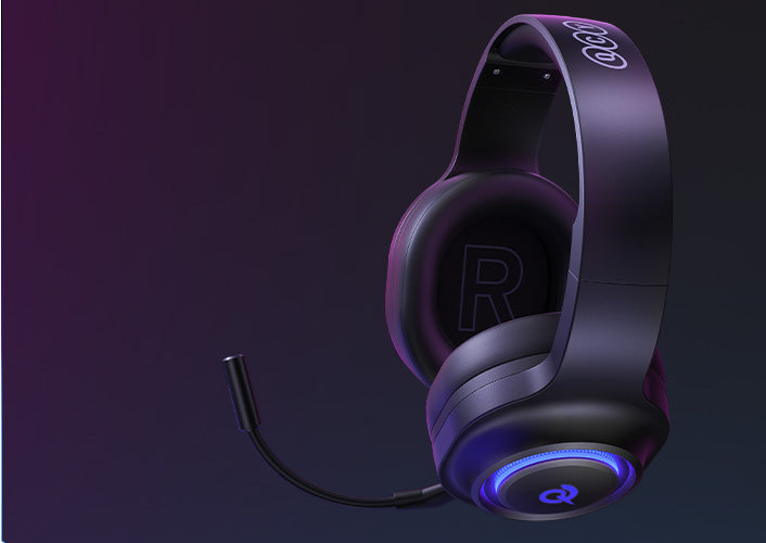 Auriculares para juegos negros con micrófono y luz LED azul.