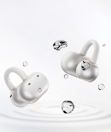 Auriculares inalámbricos blancos con protección contra el agua, flotando en gotas de agua.