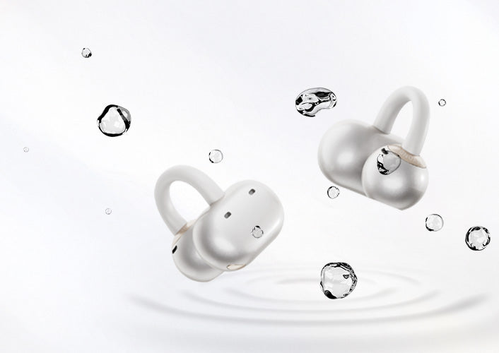 Auriculares impermeables blancos con gotas: robustos y modernos para uso diario.