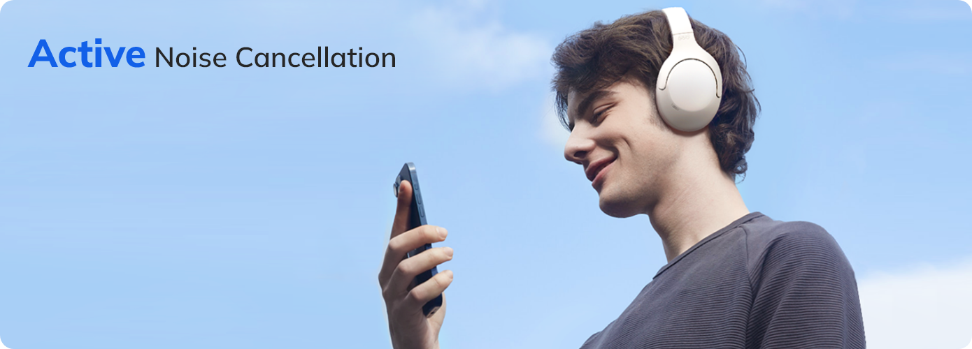 Joven con auriculares blancos y smartphone bajo un cielo azul, cancelación activa de ruido.