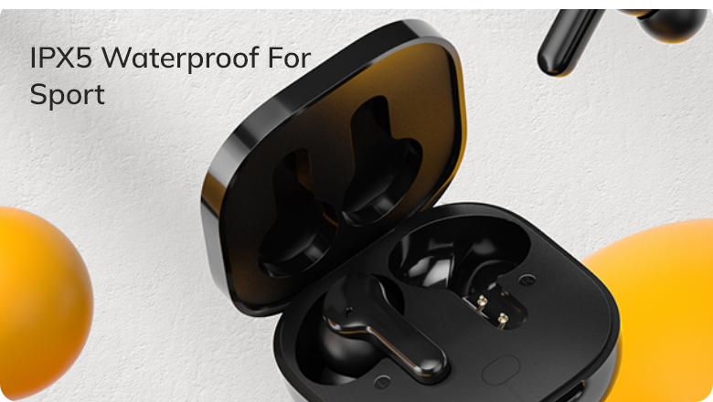 Auriculares deportivos impermeables IPX5 negros en estuche de carga abierto con acentos naranjas.