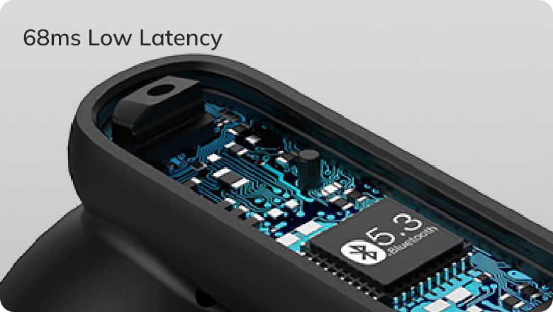 Primer plano de la tecnología de chip Bluetooth 5.3 en el dispositivo con 68 ms de baja latencia para una conexión rápida y sin retrasos.