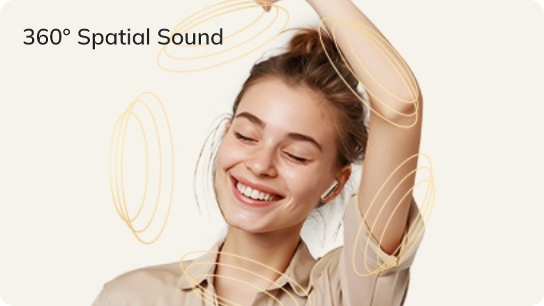Mujer con auriculares disfrutando del sonido espacial 360°, sonriendo con los ojos cerrados y los brazos levantados.
