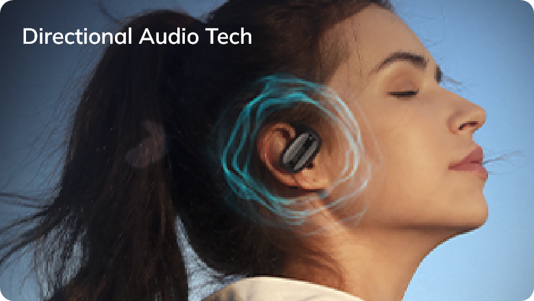 Mujer con auriculares y tecnología de audio direccional para una experiencia sonora inmersiva.