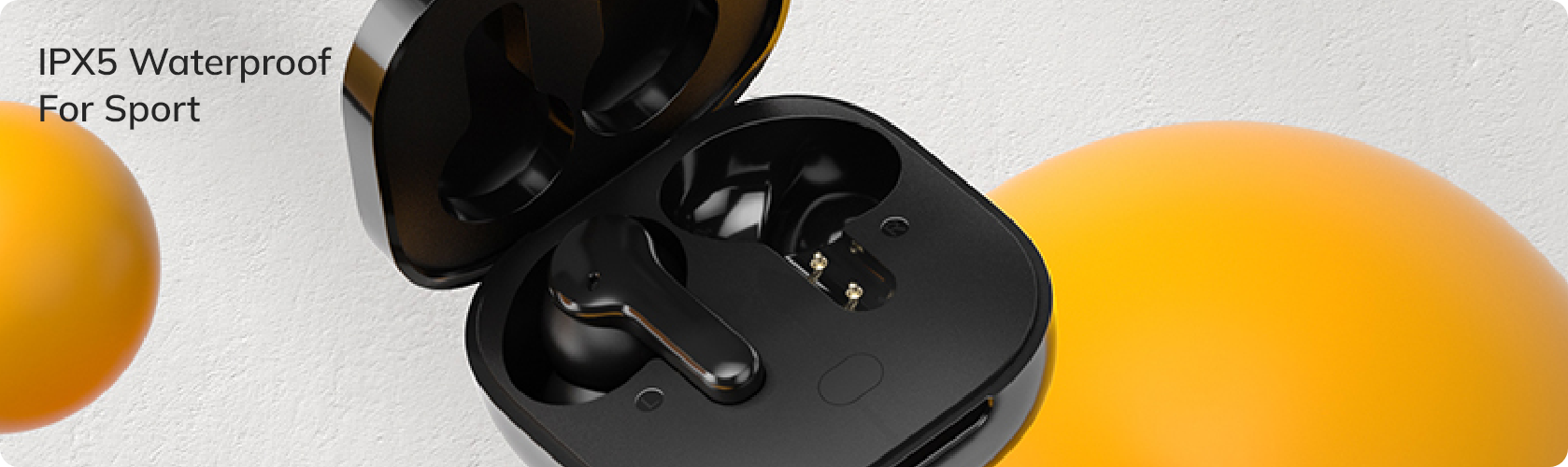 Auriculares inalámbricos negros en estuche de carga, resistentes al agua IPX5 para deporte, con acentos naranjas sobre fondo claro.