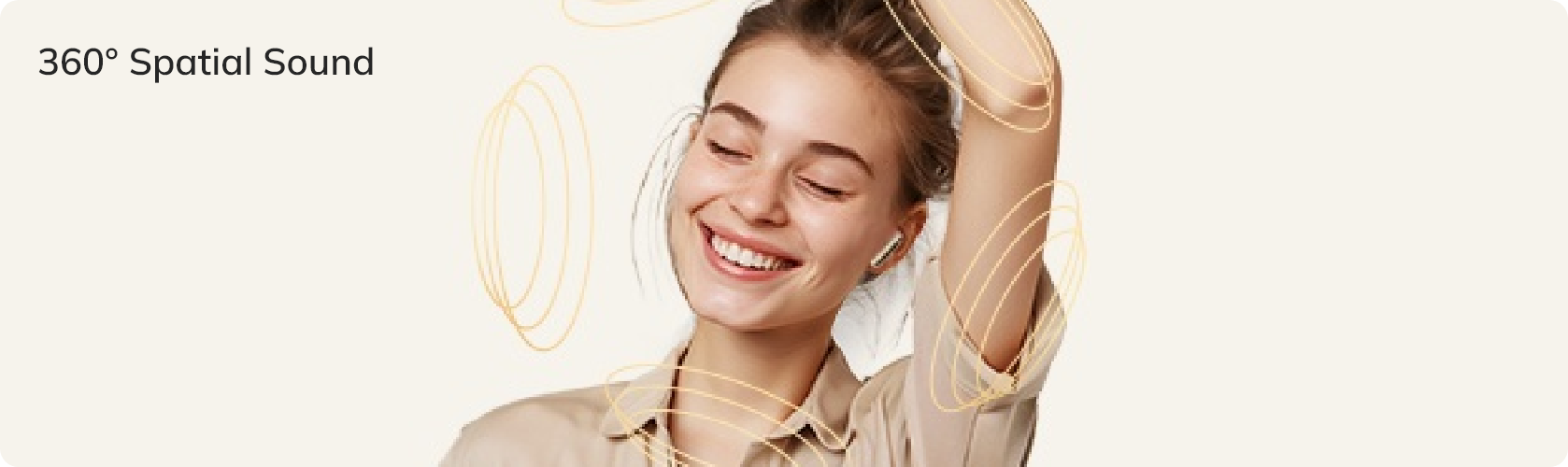 Mujer con auriculares disfrutando del sonido espacial 360°, sonriendo con los ojos cerrados e ilustraciones de ondas sonoras doradas.