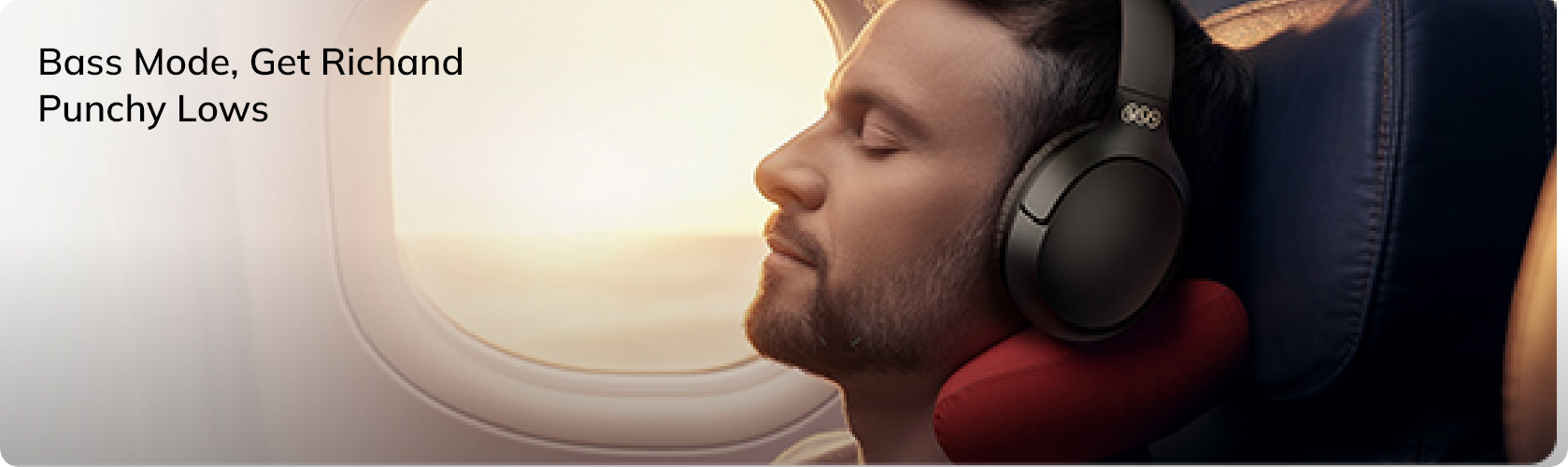 Hombre con auriculares en un avión, modo de graves para una calidad de sonido profunda