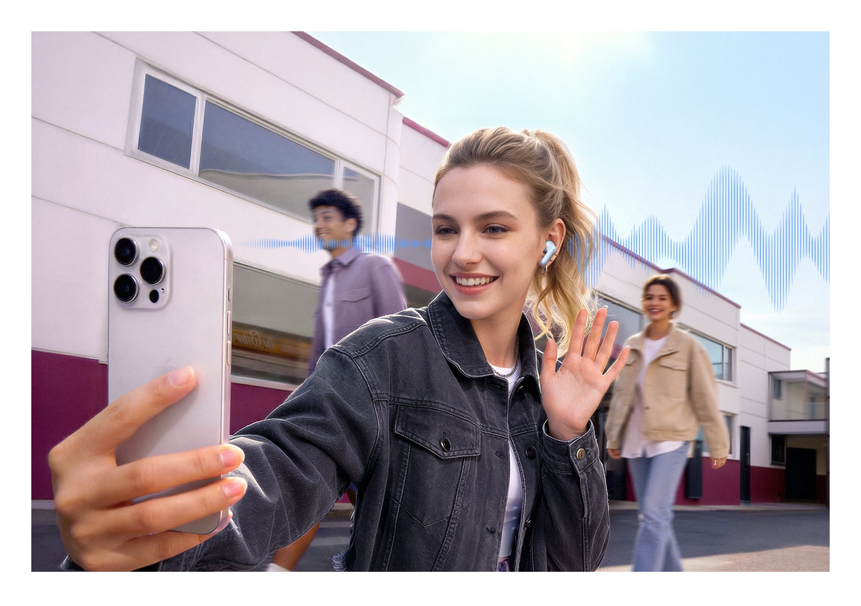 Mujer con auriculares inalámbricos tomando una selfie con un smartphone, con amigos y edificios de fondo