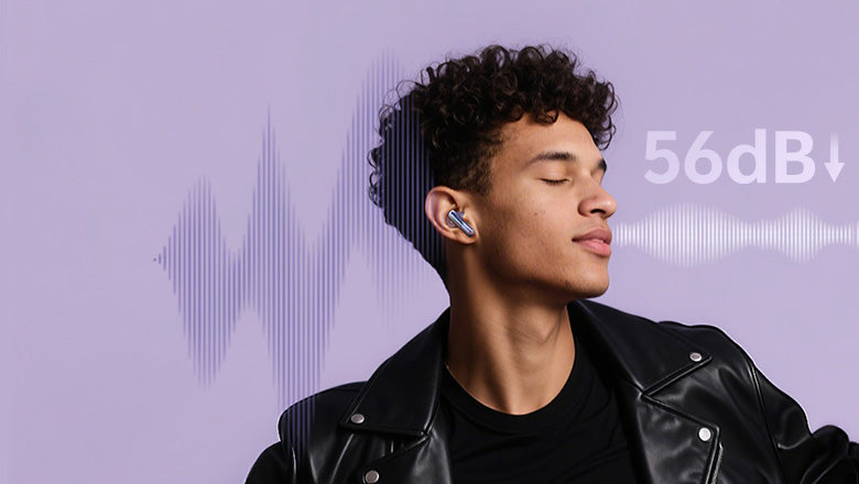 Joven con cabello rizado y chaqueta de cuero negra lleva auriculares inalámbricos, fondo con ondas sonoras y indicador de 56dB