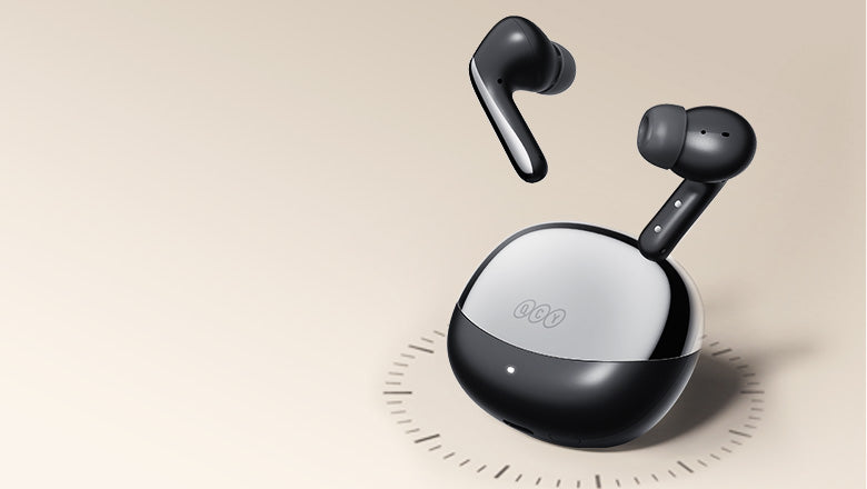 Auriculares intrauditivos negros con estuche de carga, diseño minimalista