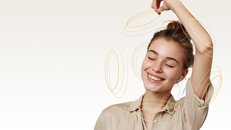 Mujer feliz con auriculares y sonrisa relajada, rodeada de líneas circulares elegantes.