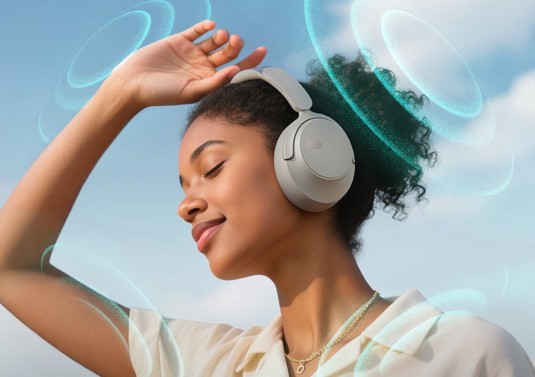 Mujer con auriculares inalámbricos disfrutando de la música, con estilo y relajada.