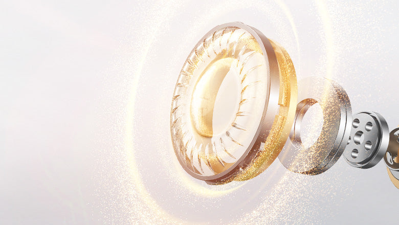 Anillos dorados y plateados brillantes flotan en el aire con efectos de luz centelleantes, diseño moderno para productos de lujo.