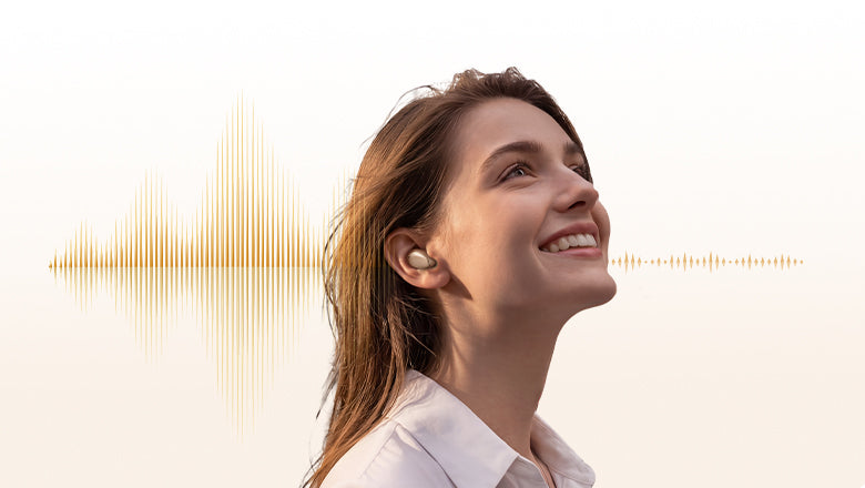 Mujer con auriculares inalámbricos y una onda sonora dorada, sonriendo mientras escucha música.