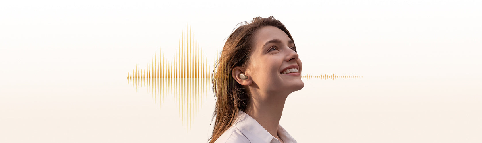 Mujer con auriculares inalámbricos y ondas de sonido doradas disfrutando de la música.
