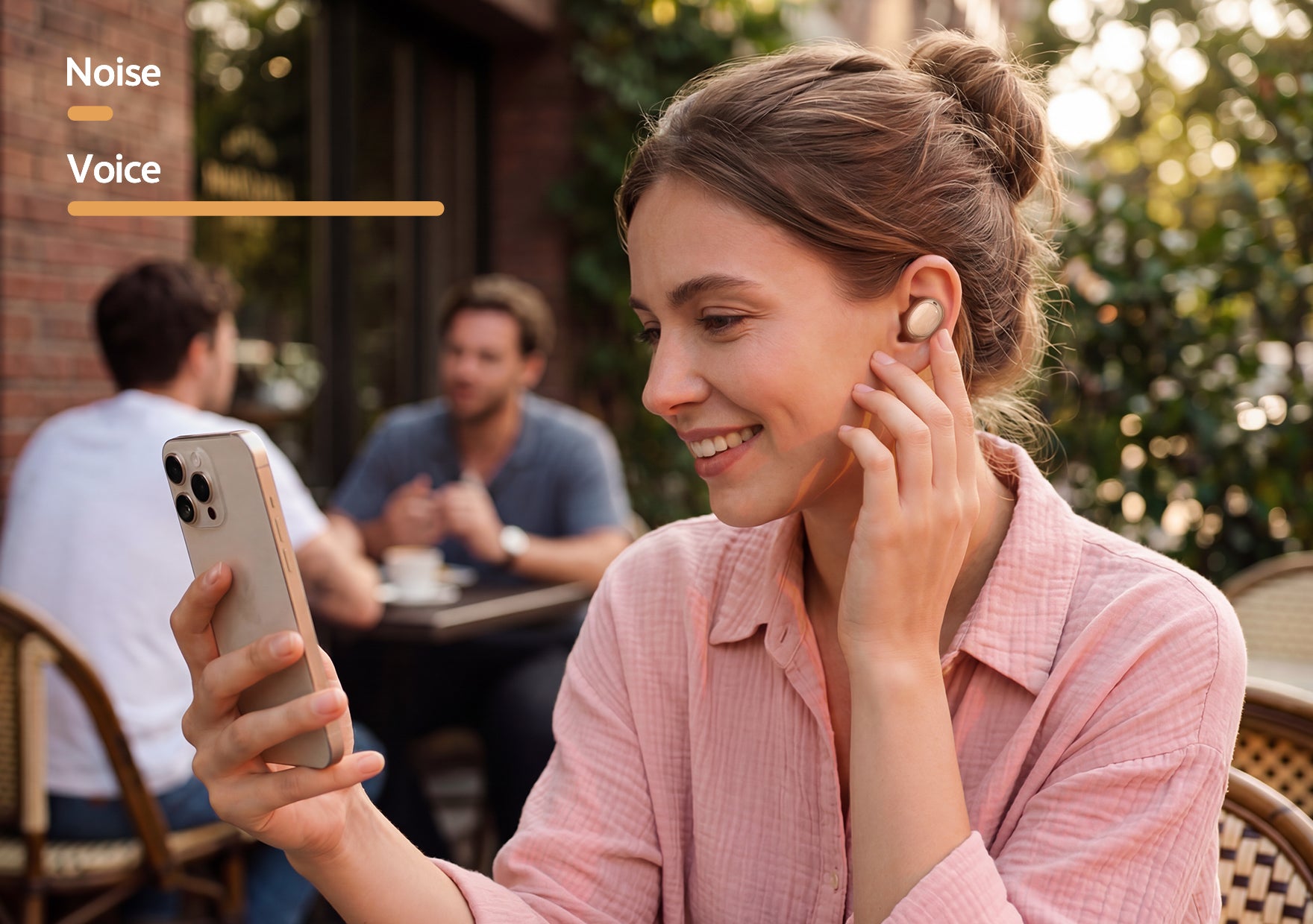 Mujer con auricular inalámbrico hablando por teléfono al aire libre, cancelación de ruido activada.