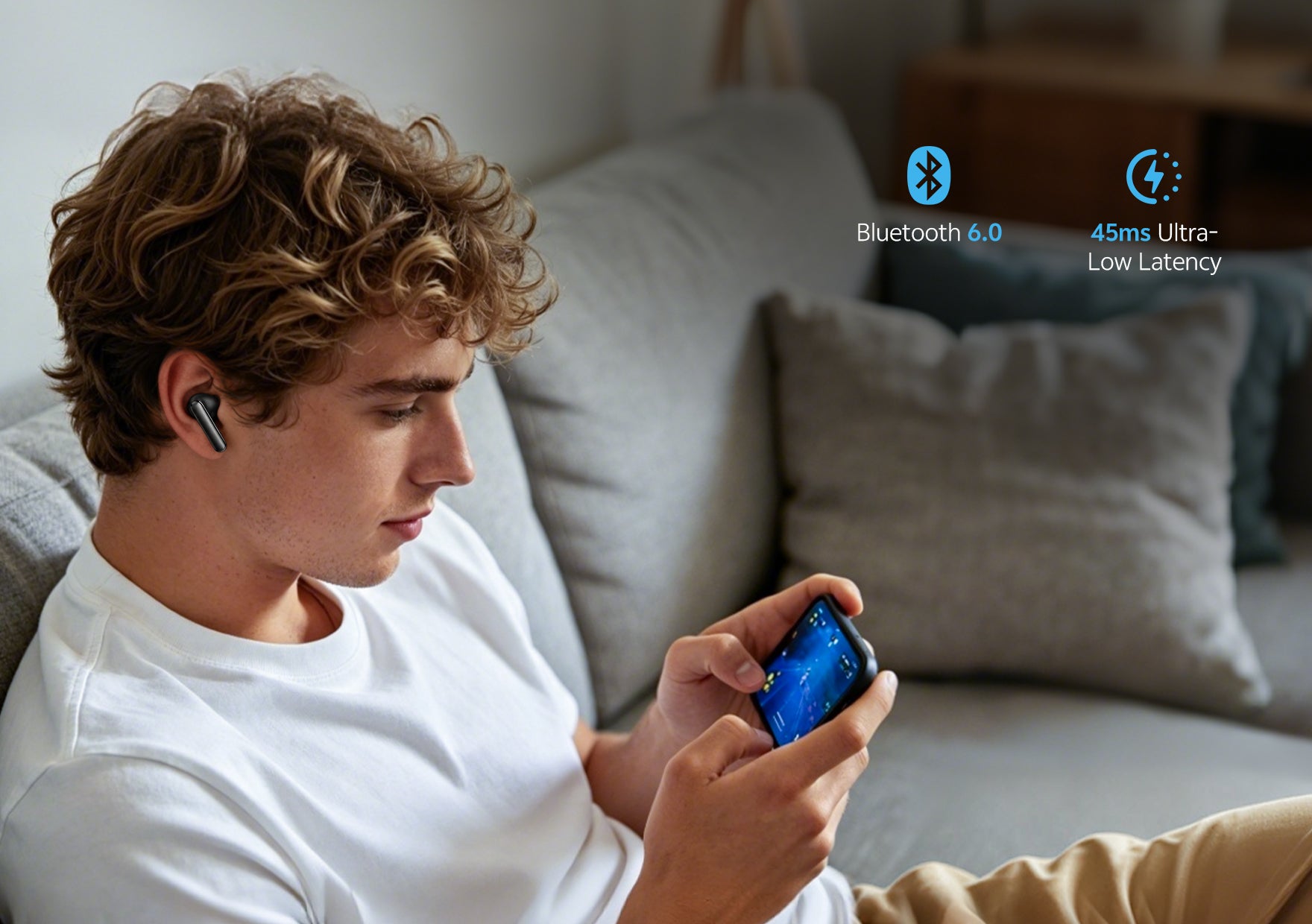 Joven con auriculares inalámbricos y smartphone, Bluetooth 6.0 y latencia ultra baja de 45 ms para juegos y música.